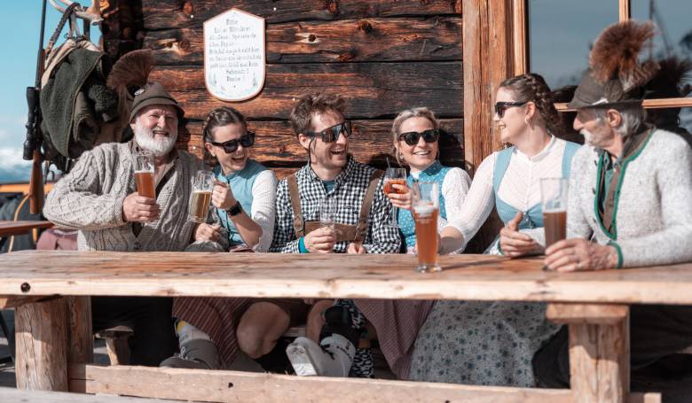 Freunde bei der Einkehr auf der Alm