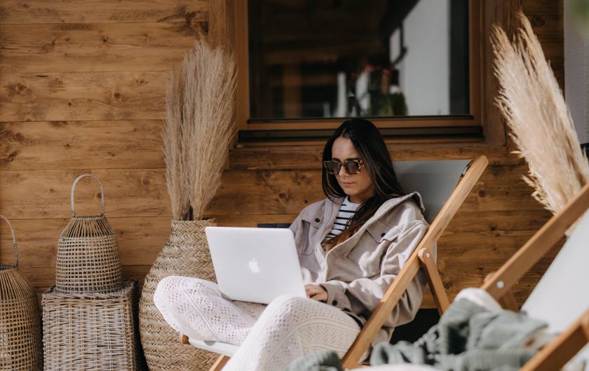 Workation im Fräulein Nannerl Frau mit Laptop im Liegestuhl