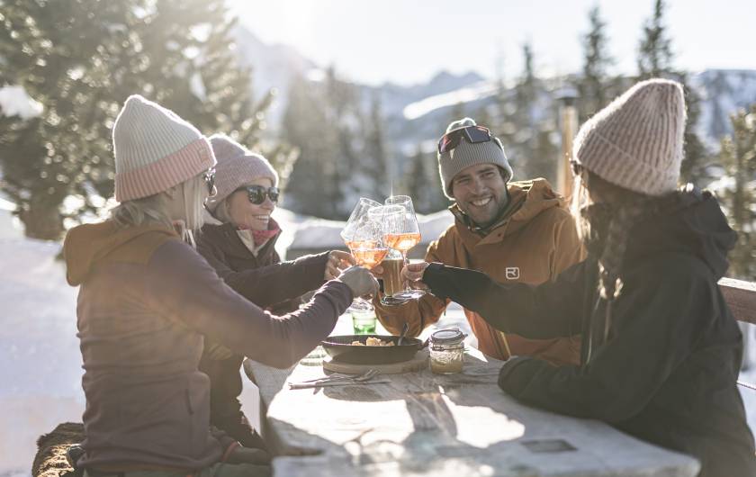 Freunde stoßen an Almhütte Skifahren