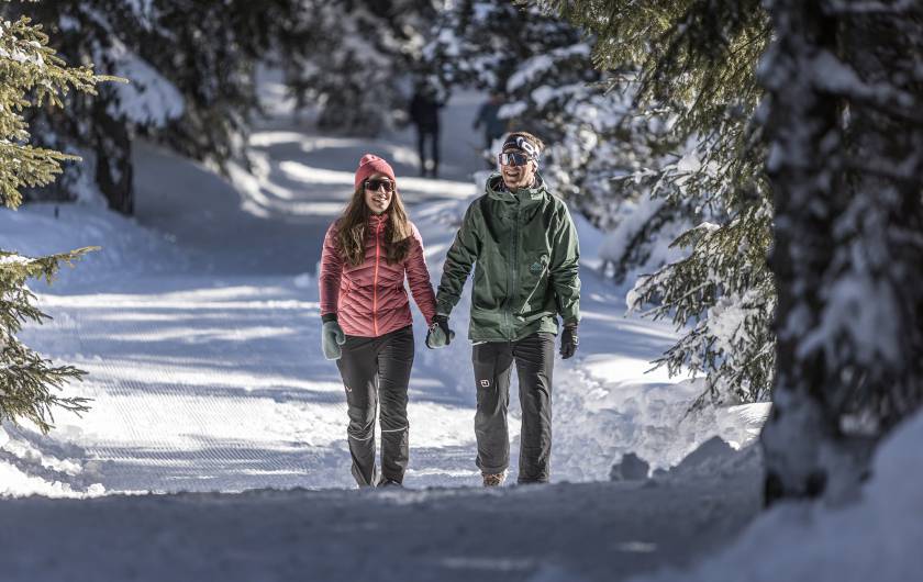 Paar beim Winterwandern